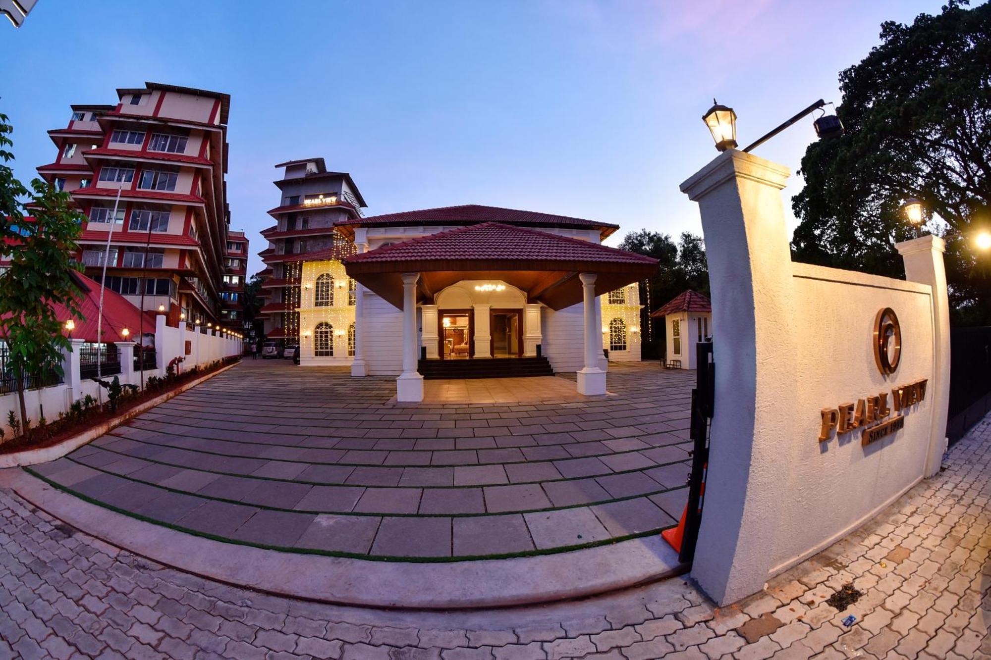 The Pearl View Hotel Mulappilangād Esterno foto