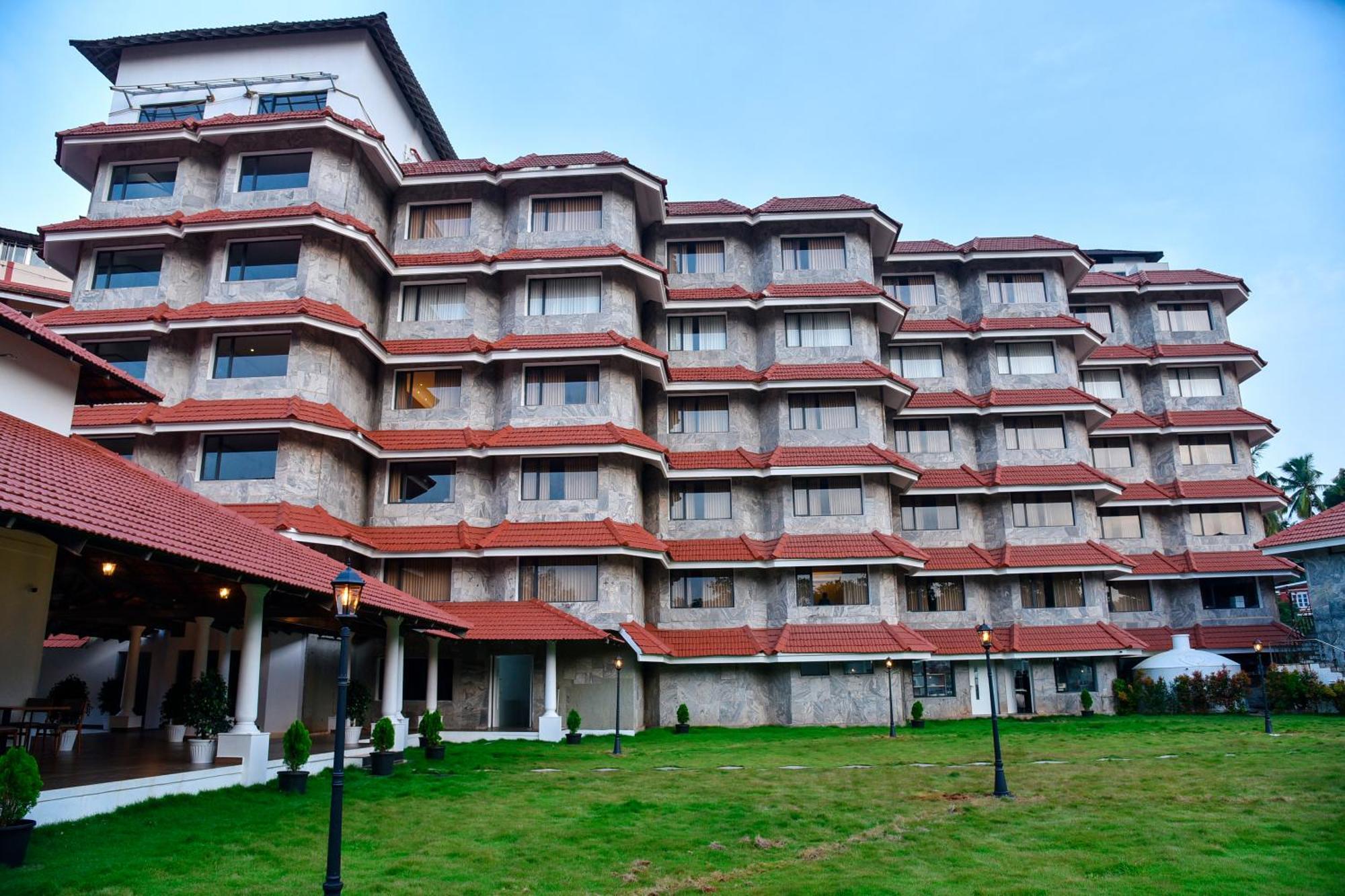 The Pearl View Hotel Mulappilangād Esterno foto