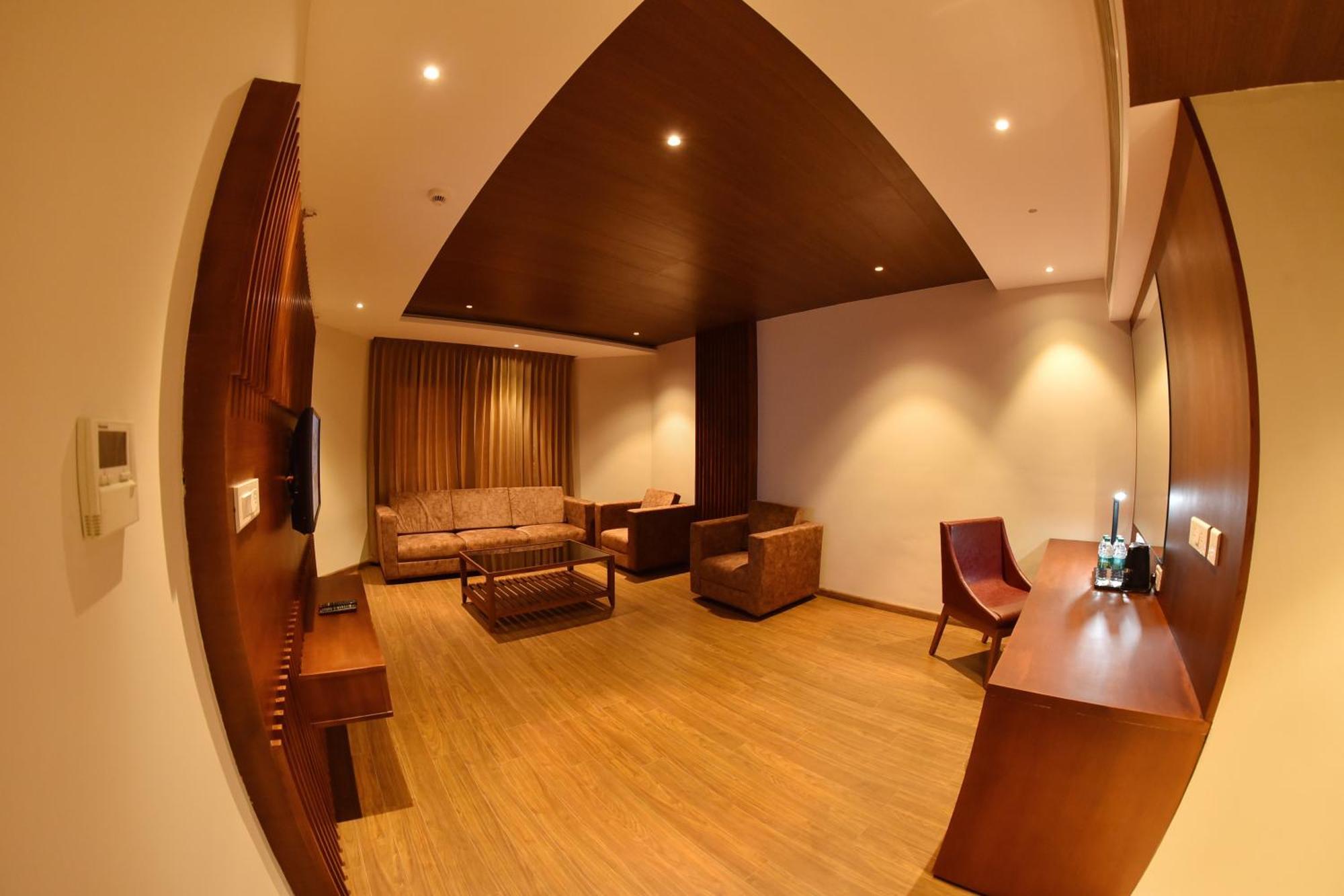 The Pearl View Hotel Mulappilangād Esterno foto