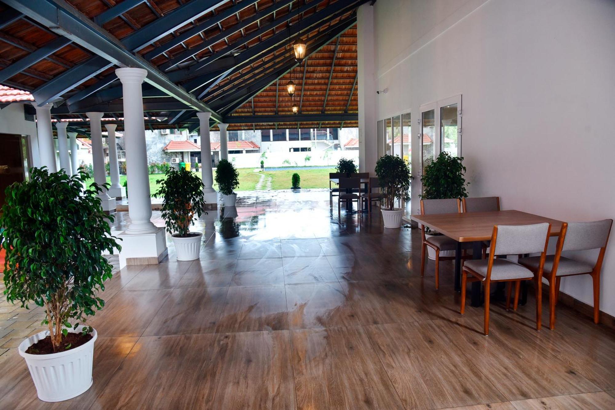 The Pearl View Hotel Mulappilangād Esterno foto