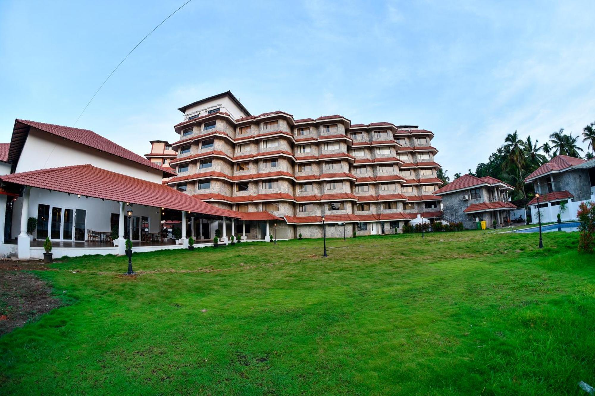 The Pearl View Hotel Mulappilangād Esterno foto