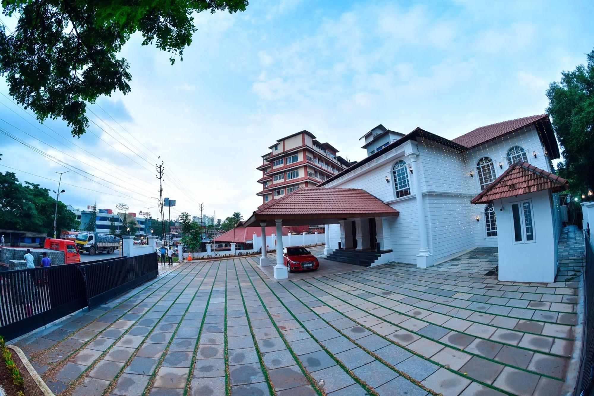 The Pearl View Hotel Mulappilangād Esterno foto