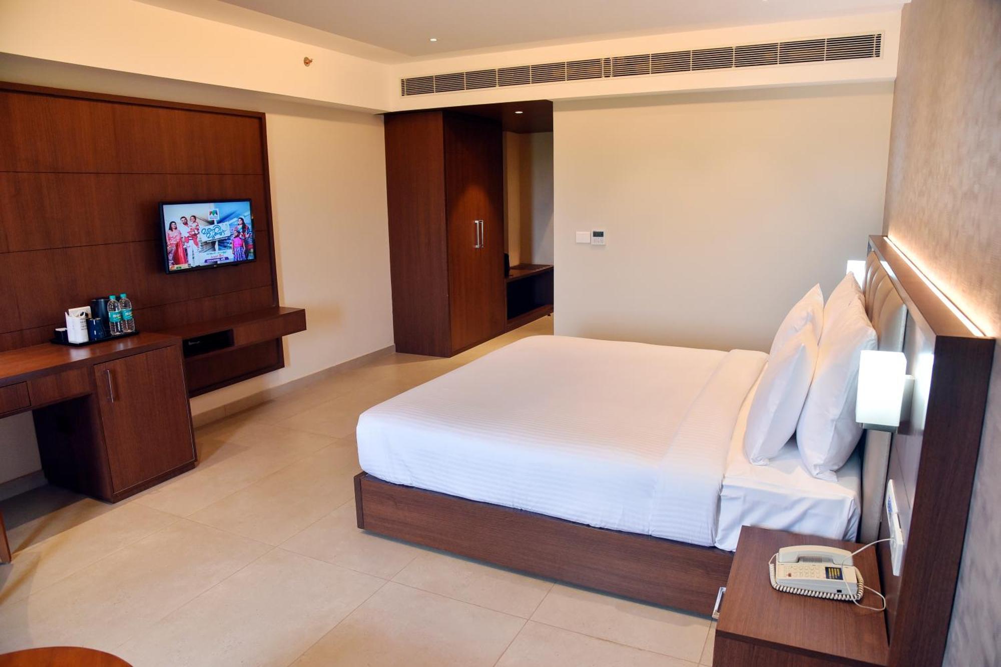 The Pearl View Hotel Mulappilangād Esterno foto